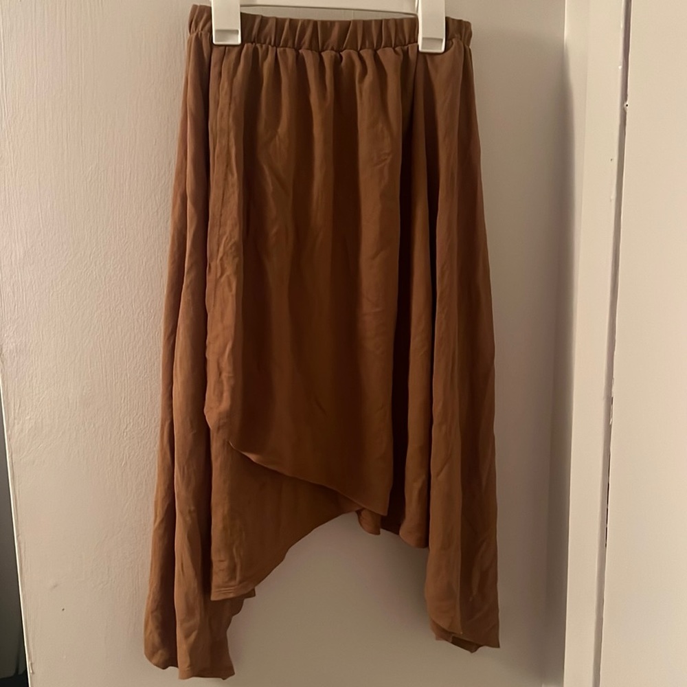 Mid-length brown layered skirt